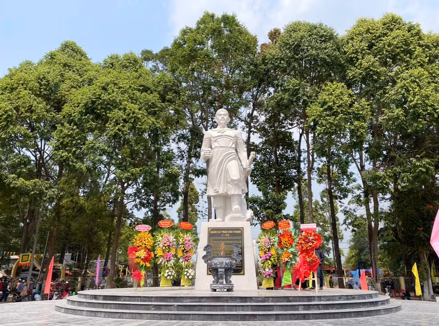 Tượng Quản cơ Trần Văn Thành tại sân đền thờ (xã Thạnh Mỹ Tây, huyện Châu Phú, tỉnh An Giang).