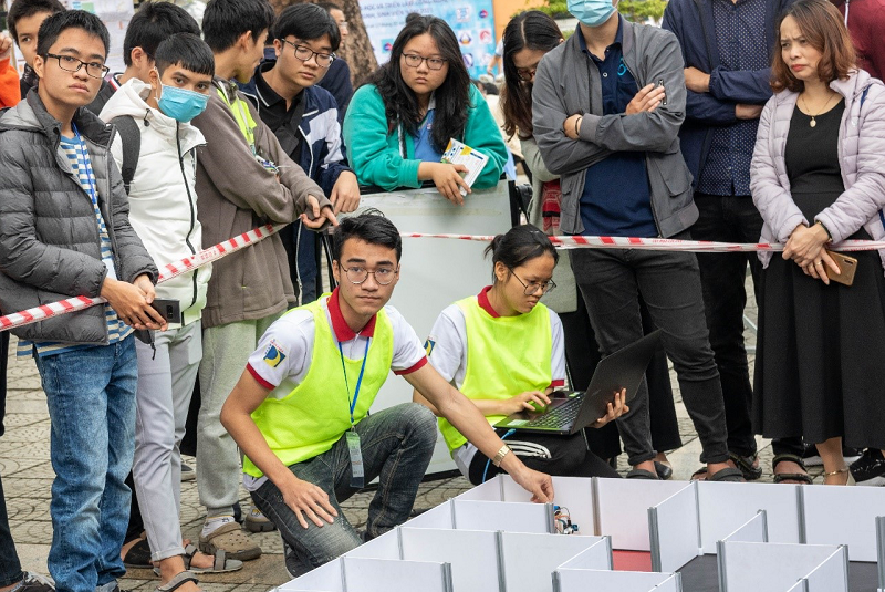 Sinh viên Khoa Khoa học Công nghệ tiên tiến, Trường ĐH Bách khoa, ĐH Đà Nẵng với cuộc thi truyền thống Robot dò mê cung.