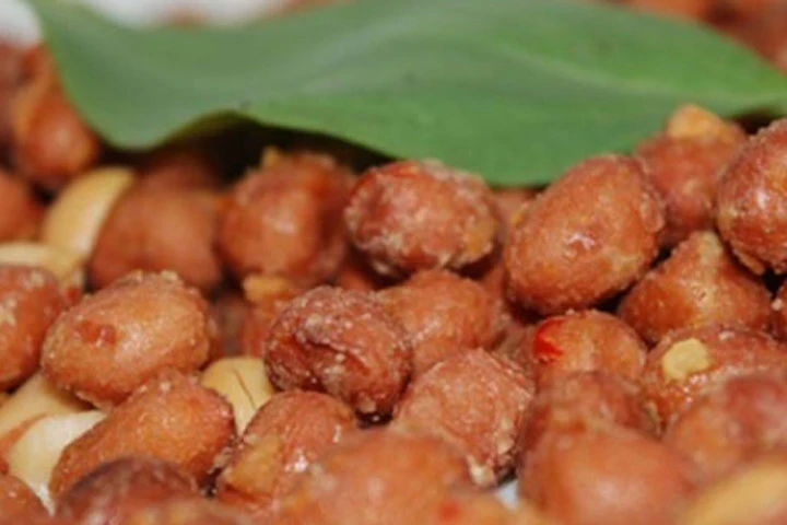 Cách làm đậu phộng rang tỏi ớt: Món ngon đơn giản, dễ kiếm, rẻ tiền