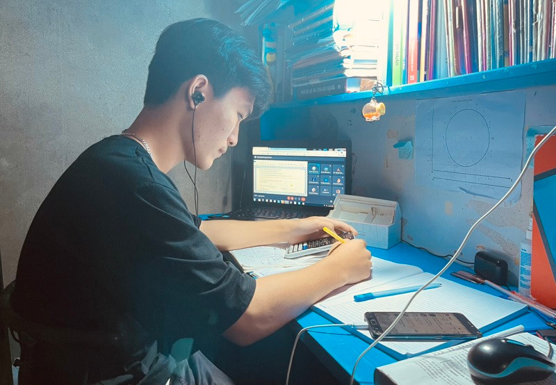 Đã thành thói quen sau khi nghe “Tiếng trống khuyến học”, em Lê Văn Đức (lớp 12A1, Trường THPT Hà Huy Tập) ngồi vào bàn học bài.