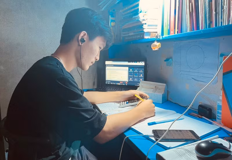 Đã thành thói quen sau khi nghe “Tiếng trống khuyến học”, em Lê Văn Đức (lớp 12A1, Trường THPT Hà Huy Tập) ngồi vào bàn học bài.