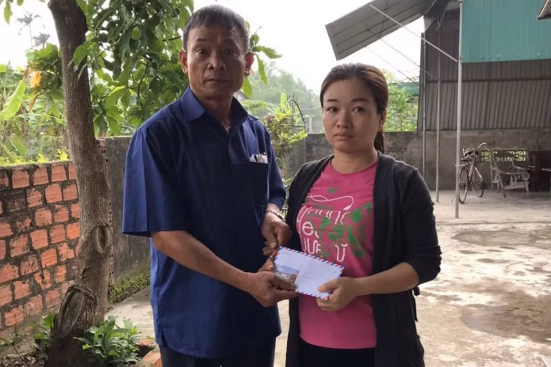 Hội Khuyến học xã Cẩm Hà trao quà khuyến học đến gia đình học sinh có hoàn cảnh khó khăn.