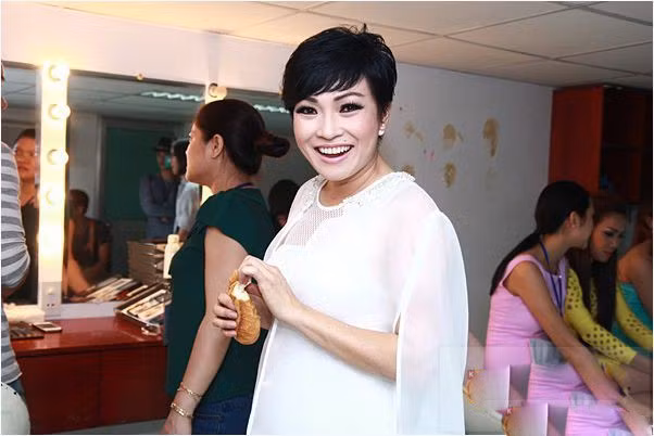 Sao Việt ăn nhanh uống vội phía hậu trường sân khấu