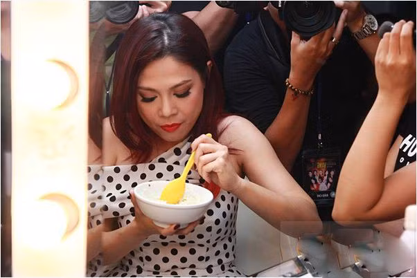 Sao Việt ăn nhanh uống vội phía hậu trường sân khấu