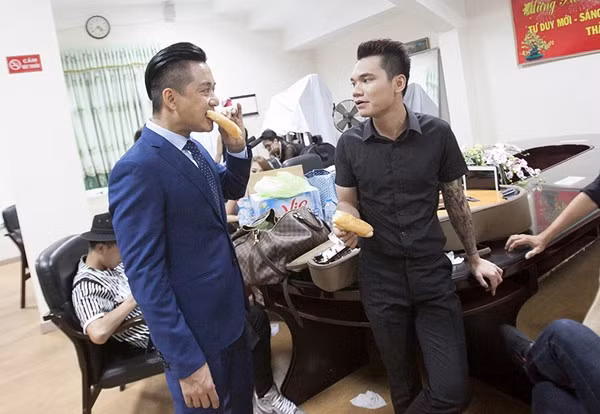 Sao Việt ăn nhanh uống vội phía hậu trường sân khấu