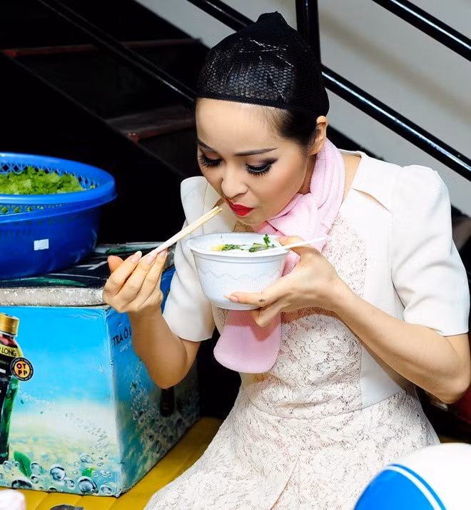 Sao Việt ăn nhanh uống vội phía hậu trường sân khấu