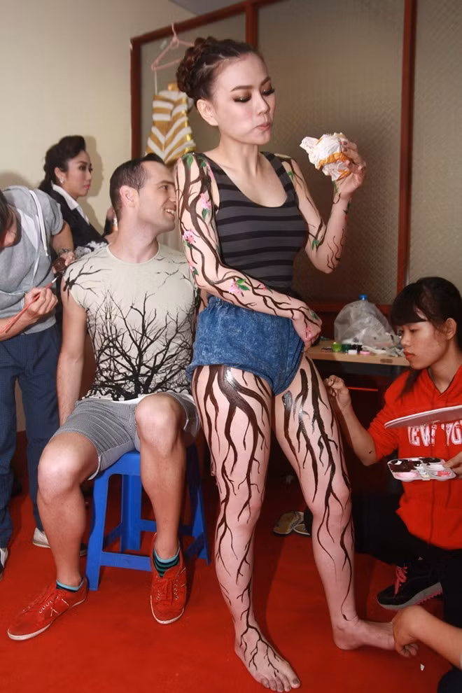 Sao Việt ăn nhanh uống vội phía hậu trường sân khấu