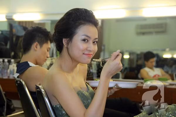 Sao Việt ăn nhanh uống vội phía hậu trường sân khấu