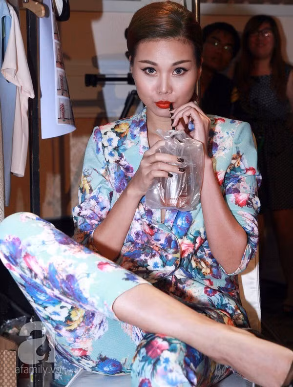 Sao Việt ăn nhanh uống vội phía hậu trường sân khấu