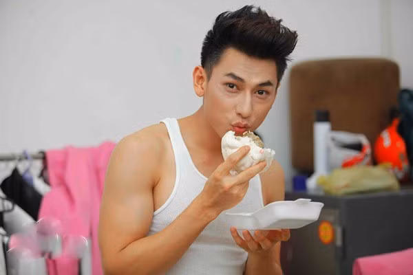 Sao Việt ăn nhanh uống vội phía hậu trường sân khấu