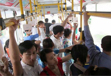 Nhiều nữ sinh bị lạm dụng tình dục trên phương tiện công cộng Mô tả ảnh.