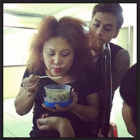 Sao Việt ăn nhanh uống vội phía hậu trường sân khấu