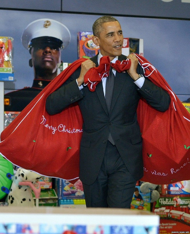 Tổng thống Barack Obama đóng vai ông già Noel và phát quà cho trẻ em có hoàn cảnh khó khăn hôm 10/12 tại một căn cứ quân sự ở thủ đô Washington. Toàn bộ quà tặng mua bằng tiền quyên góp của nhân viên Nhà Trắng. Ảnh: AFP Tổng thống Barack Obama đóng vai ông già Noel và phát quà cho trẻ em có hoàn cảnh khó khăn hôm 10/12 tại một căn cứ quân sự ở thủ đô Washington. Toàn bộ quà tặng mua bằng tiền quyên góp của nhân viên Nhà Trắng. Ảnh: AFP