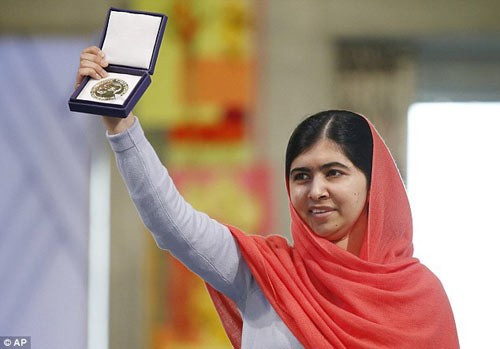 Nhà vận động cho giáo dục 17 tuổi người Pakistan, Malala Yousafzai, đã chính thức nhận giải Nobel Hòa Bình hôm 10/12. Malala phát biểu khi nhận giải: "Tôi đến đây là để lên tiếng và đấu tranh cho quyền trẻ em. Tôi sẽ tiếp tục chiến đấu cho đến khi mọi đứa trẻ được đến trường. Chúng ta cần bắt đầu ngay từ hôm nay". Ảnh: AP Nhà vận động cho giáo dục 17 tuổi người Pakistan, Malala Yousafzai, đã chính thức nhận giải Nobel Hòa Bình hôm 10/12. Malala phát biểu khi nhận giải: