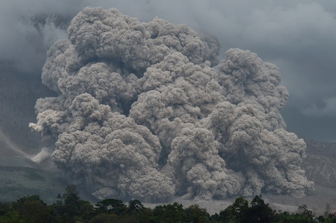 Núi lửa Sinabung phun trào ngày 9/12 ở Karo, Indonesia tạo ra một cột khói dầy và khổng lồ. Chính quyền địa phương đã sơ tán người dân sống ở các vùng lân cận xung quanh núi lửa. Ảnh: AFP Núi lửa Sinabung phun trào ngày 9/12 ở Karo, Indonesia tạo ra một cột khói dầy và khổng lồ. Chính quyền địa phương đã sơ tán người dân sống ở các vùng lân cận xung quanh núi lửa. Ảnh: AFP