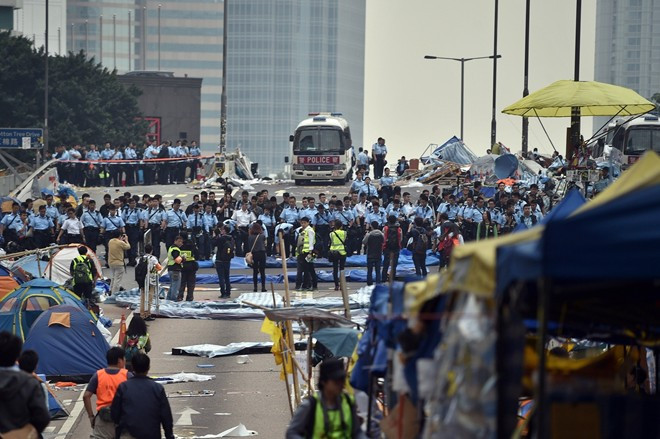 Cảnh sát Hong Kong (Trung Quốc) giải tán lán trại do người biểu tình trong phòng trào "Chiếm trung tâm" dựng lên ở quận Admiralty ngày 11/12. Cảnh sát đã ra lệnh người biểu tình rời khỏi khu vực trung tâm trong 30 phút để dọn dẹp đường phố. Ảnh: AFP Cảnh sát Hong Kong (Trung Quốc) giải tán lán trại do người biểu tình trong phòng trào Chiếm trung tâm dựng lên ở quận Admiralty ngày 11/12. Cảnh sát đã ra lệnh người biểu tình rời khỏi khu vực trung tâm trong 30 phút để dọn dẹp đường phố. Ảnh: AFP