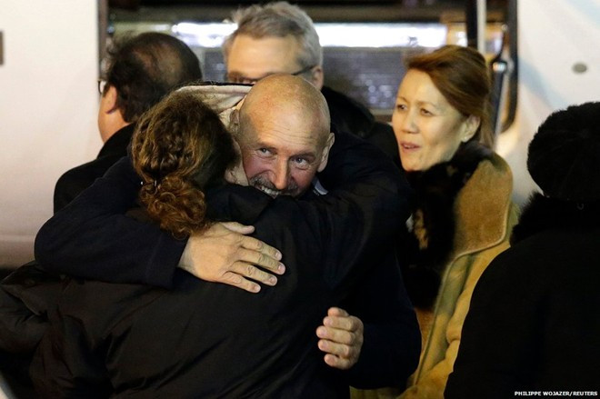 Serge Lazarevic, con tin người Pháp cuối cùng bị các dân quân Hồi giáo bắt giữ vừa được thả sau ba năm. Ông Lazarevic bị bắt cóc ở Mali hồi tháng 11/2011 cùng với một người Pháp khác là Philippe Verdon. Ngày 10/12, ông đã đoàn tụ với gia đình tại một sân bay quân sự gần thủ đô Paris. Ảnh: Reuters Serge Lazarevic, con tin người Pháp cuối cùng bị các dân quân Hồi giáo bắt giữ vừa được thả sau ba năm. Ông Lazarevic bị bắt cóc ở Mali hồi tháng 11 năm 2011 cùng với một người Pháp khác là Philippe Verdon. Ngày 10/12, ông đã đoàn tụ với gia đình tại một sân bay quân sự gần thủ đô Paris. Ảnh: Reuters