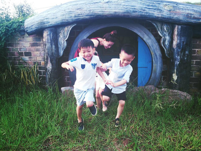Mẹ con Hà Hồ tuyệt đẹp trên thảo nguyên ảnh 4 Mẹ con Hà Hồ tuyệt đẹp trên thảo nguyên ảnh 4