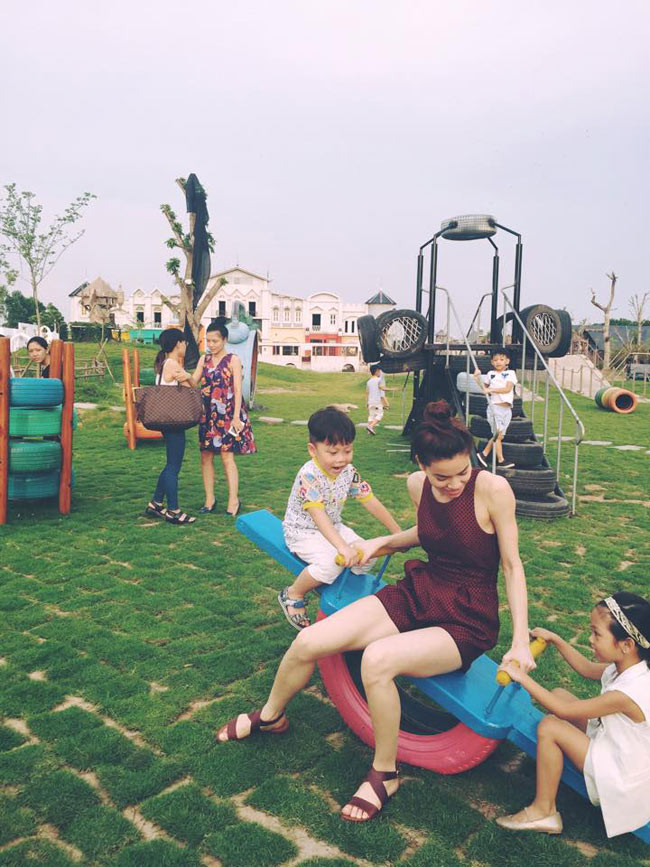 Mẹ con Hà Hồ tuyệt đẹp trên thảo nguyên ảnh 1 Mẹ con Hà Hồ tuyệt đẹp trên thảo nguyên ảnh 1
