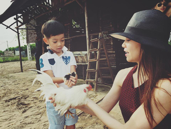 Mẹ con Hà Hồ tuyệt đẹp trên thảo nguyên ảnh 5 Mẹ con Hà Hồ tuyệt đẹp trên thảo nguyên ảnh 5
