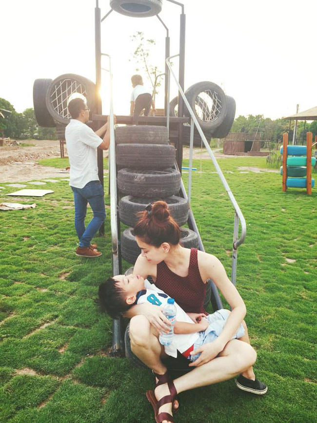 Mẹ con Hà Hồ tuyệt đẹp trên thảo nguyên ảnh 7 Mẹ con Hà Hồ tuyệt đẹp trên thảo nguyên ảnh 7