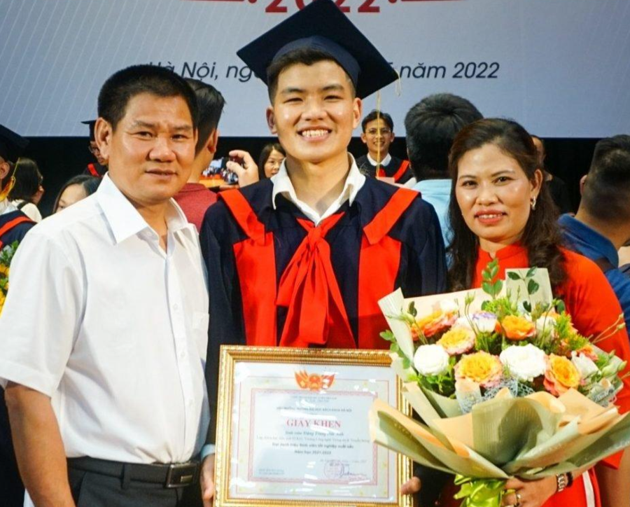 Đặng Trung Đức Anh chụp ảnh cùng bố mẹ trong lễ tốt nghiệp. Đặng Trung Đức Anh chụp ảnh cùng bố mẹ trong lễ tốt nghiệp.