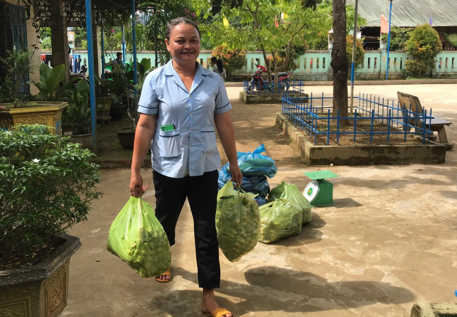 Chị Hồ Thị Thủy đang tất bật chuẩn bị đồ ăn cho các em học sinh. Chị Hồ Thị Thủy đang tất bật chuẩn bị đồ ăn cho các em học sinh.