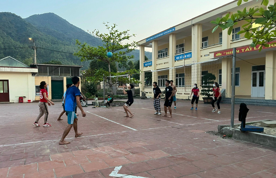 Thầy cô cùng học trò Trường Tiểu học và THCS Bản Sen chơi thể thao sau giờ học căng thẳng.
