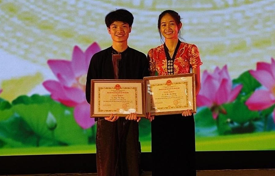 Em Lò Thị Mai Hương vinh dự được tuyên dương là học sinh tiêu biểu tỉnh Lai Châu năm 2022. Em Lò Thị Mai Hương vinh dự được tuyên dương là học sinh tiêu biểu tỉnh Lai Châu năm 2022.