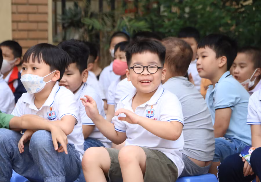 Để trẻ phát triển toàn diện cần song hành giữa giáo dục trong gia đình với giáo dục tại nhà trường. 