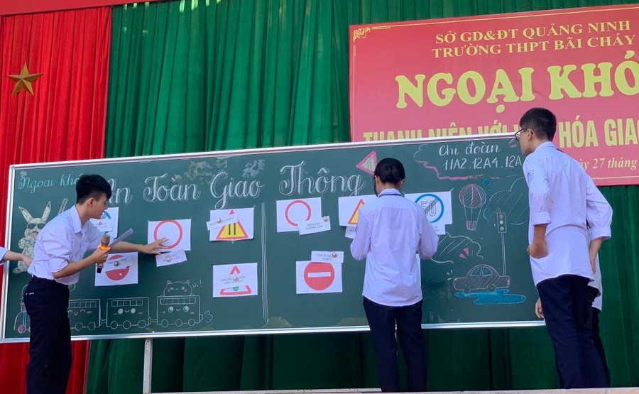 Giờ ngoại khóa của học sinh Trường THPT Bãi Cháy, tỉnh Quảng Ninh. Ảnh: TG Giờ ngoại khóa của học sinh Trường THPT Bãi Cháy, tỉnh Quảng Ninh. Ảnh: TG