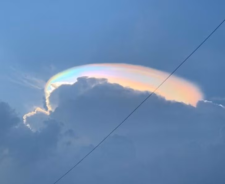 Một đám mây nhiều màu sắc vô cùng nổi bật.
