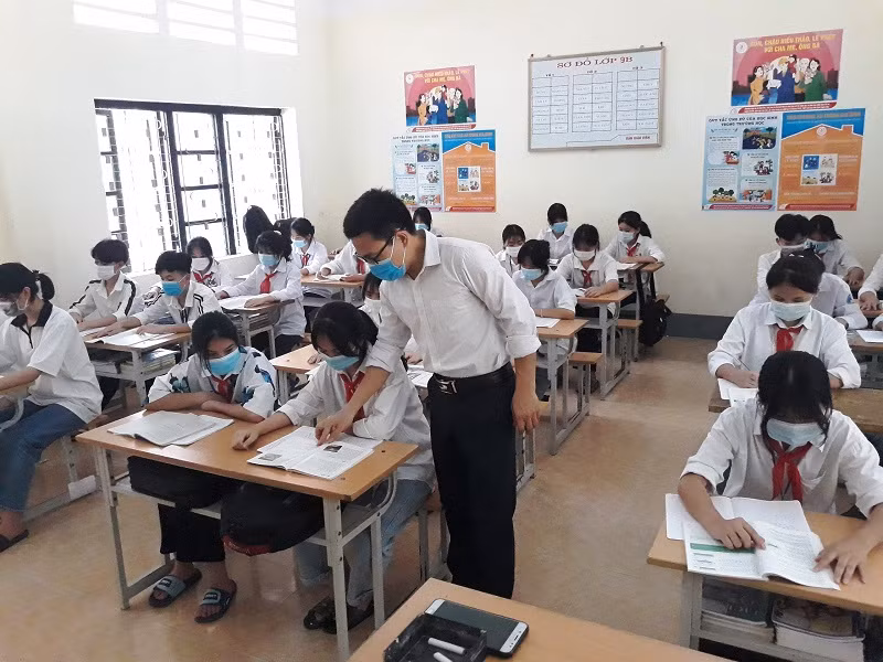 Giáo viên Trường THCS Dân tộc nội trú huyện Quan Hóa (Thanh Hóa) đang ôn luyện kiến thức cho học sinh lớp 9, chuẩn bị thi vào lớp 10.