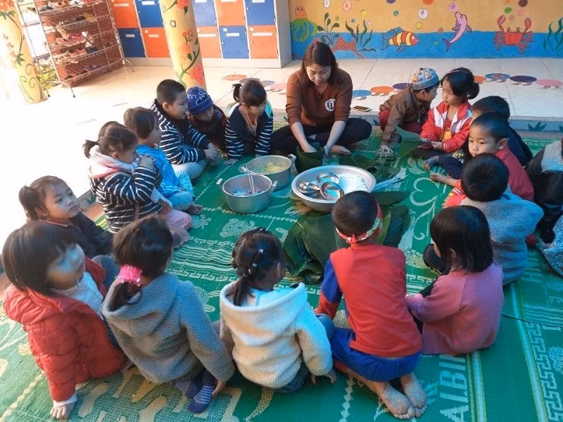 Cô Tòng Thị Nọi hướng dẫn học sinh làm bánh chưng ngày Tết. Ảnh: NVCC