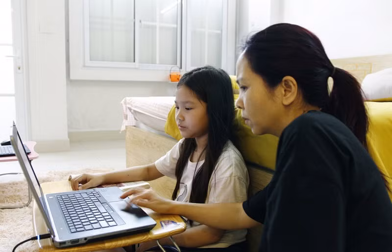 Phụ huynh sẽ là người giúp con thi thật trong thời đại dịch. Ảnh minh họa