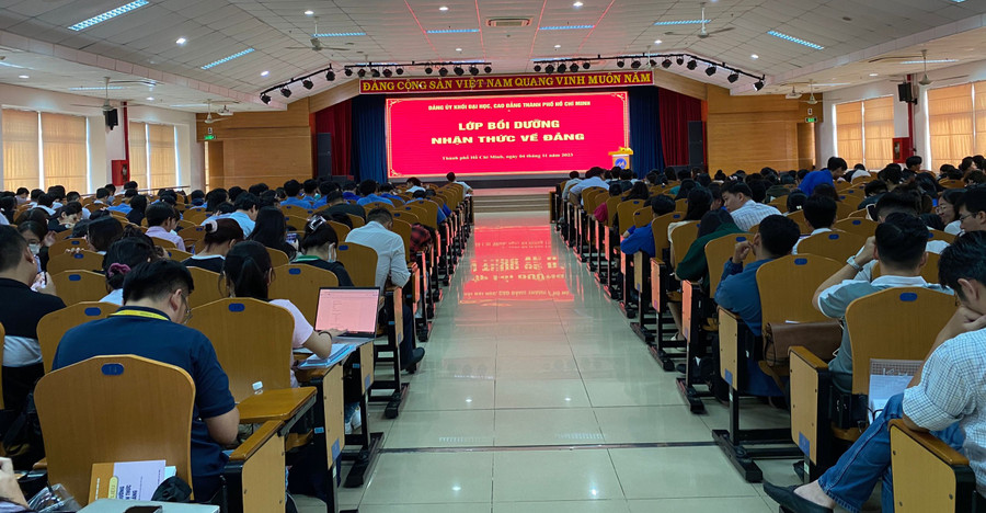 Sinh viên tại lớp bồi dưỡng nhận thức về Đảng, do Đảng ủy Khối Đại học, Cao đẳng TPHCM tổ chức tháng 11/2023. Sinh viên tại lớp bồi dưỡng nhận thức về Đảng, do Đảng ủy Khối Đại học, Cao đẳng TPHCM tổ chức tháng 11/2023.