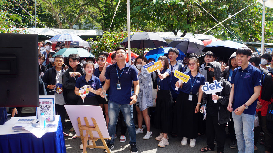 Sinh viên Trường Đại học Khoa học Tự nhiên (Đại học Quốc gia TPHCM) trong một ngày hội việc làm, tháng 11/2023. Sinh viên Trường Đại học Khoa học Tự nhiên (Đại học Quốc gia TPHCM) trong một ngày hội việc làm, tháng 11/2023.