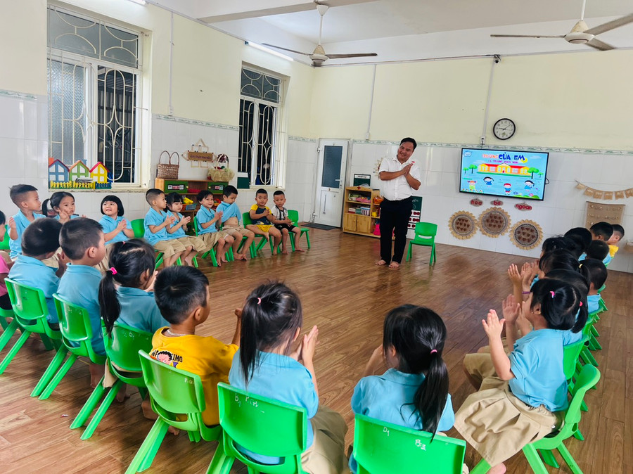 Lớp học của thầy Tuyến. Lớp học của thầy Tuyến.