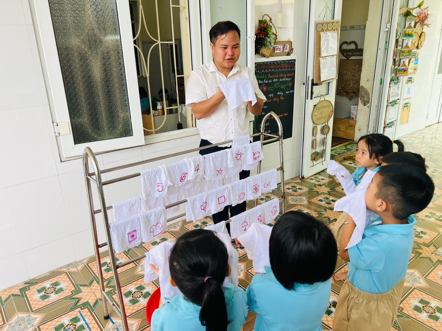 Thầy Tuyến dạy học sinh cách vệ sinh cá nhân. Thầy Tuyến dạy học sinh cách vệ sinh cá nhân.