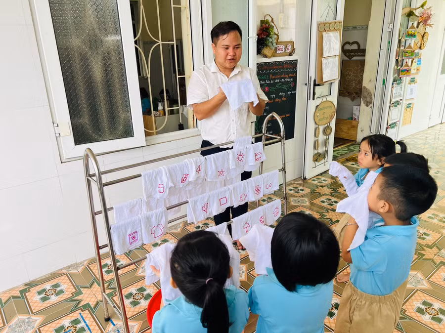 Thầy Tuyến dạy học sinh cách vệ sinh cá nhân.