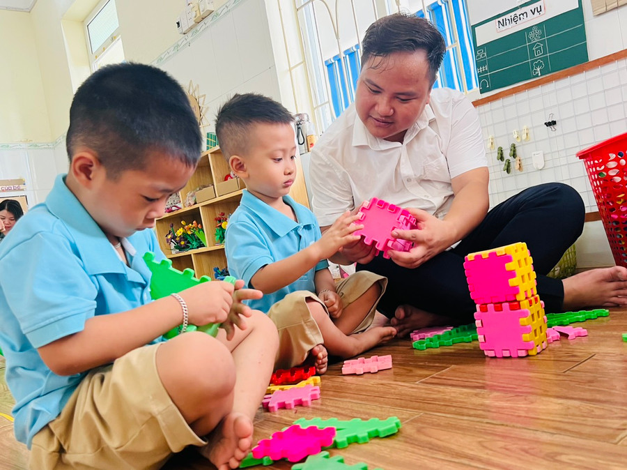 Thầy Tuyến nỗ lực mang đến những gì tốt nhất cho “đàn con thơ”. Thầy Tuyến nỗ lực mang đến những gì tốt nhất cho “đàn con thơ”.