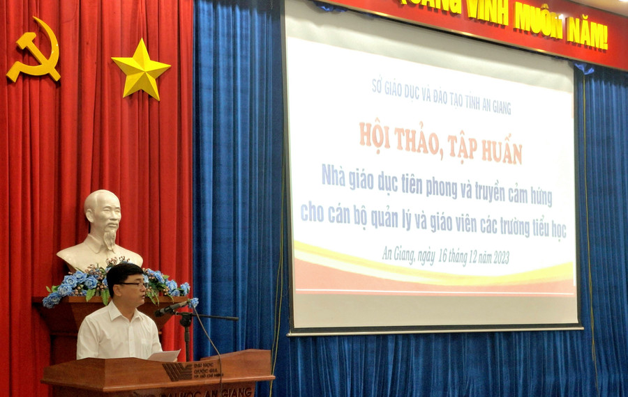 Ông Nguyễn Quốc Khanh - Phó Giám đốc Sở GD&amp;ĐT phát biểu khai mạc Hội thảo, tập huấn.