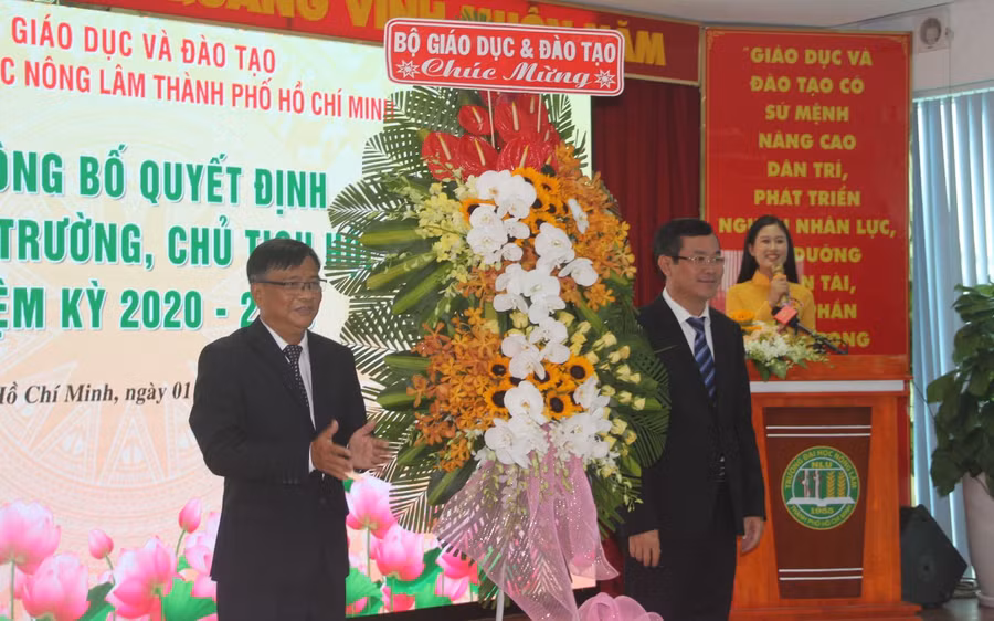 Thứ trưởng Nguyễn Văn Phúc thay mặt lãnh đạo Bộ GD-ĐT chúc mừng Hội đồng trường Trường ĐH Nông Lâm TP.HCM nhiệm kỳ 2020-2025