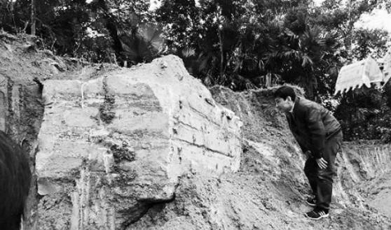 Cả làng náo loạn vì ngôi mộ đá nghi chứa kho vàng - Ảnh 1