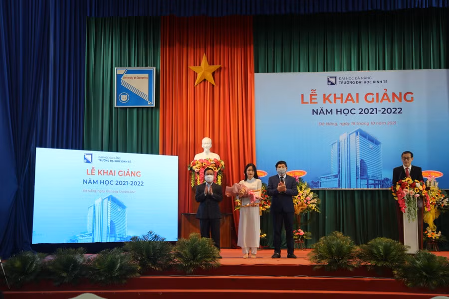 Giám đốc ĐH Đà Nẵng và Hiệu trưởng Trường ĐH Kinh tế trao Giấy khen và hoa cho đại diện tân sinh viên xuất sắc