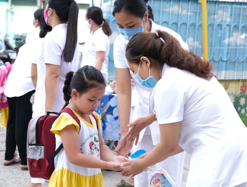 Nhân viên y tế trường học đóng vai trò quan trọng trong việc đề xuất, thực hiện biện pháp phòng chống dịch bệnh trong nhà trường.