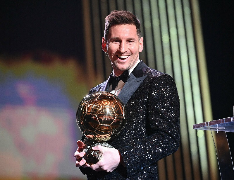 Messi lần thứ 7 nâng cao danh hiệu Quả bóng Vàng. Messi lần thứ 7 nâng cao danh hiệu Quả bóng Vàng.