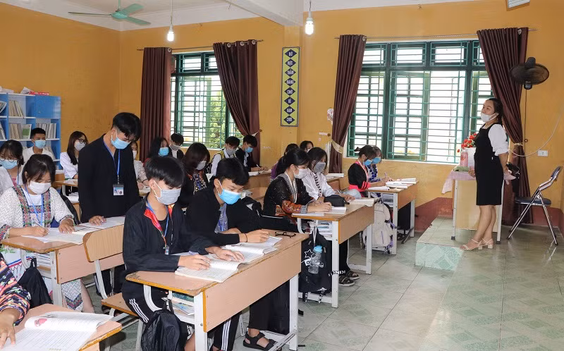 Mỗi thầy, cô giáo không đơn giản chỉ hoàn thành nhiệm vụ chuyên môn của mình, mà phải đảm nhiệm nhiều vai trò khác nhau.