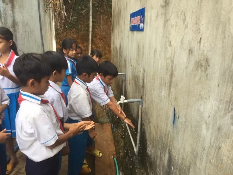 Nhiều trường học phải hợp đồng với trạm y tế xã thực hiện công tác chăm sóc sức khỏe ban đầu cho HS do thiếu nhân viên y tế.