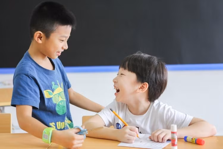 Một số trẻ có mẹ đơn thân không thể tự tin như bạn cùng lứa. Ảnh minh họa: Thế Đại.